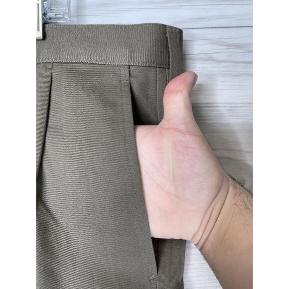 Haggar Pants Mens 44x30 Bark Freedom Khaki Pleated Classic Fit Wrinkle Free - Picture 3 of 11